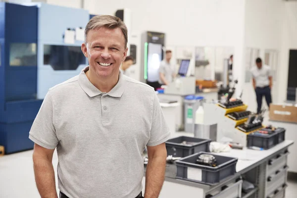 Portret Van Mannelijke Ingenieur Werkvloer Van Drukke Workshop — Stockfoto