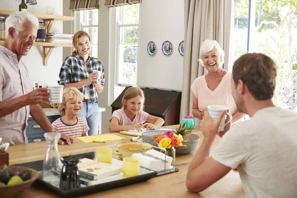Famiglia Multi Generazione Che Parla Cucina — Foto Stock