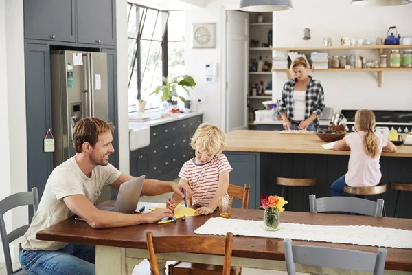 若いホワイト アングル 彼らの台所で忙しい家族 — ストック写真
