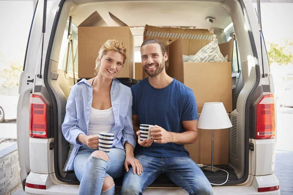 Coppia Prendendo Pausa Nel Retro Del Camion Rimozione Giorno Del — Foto Stock