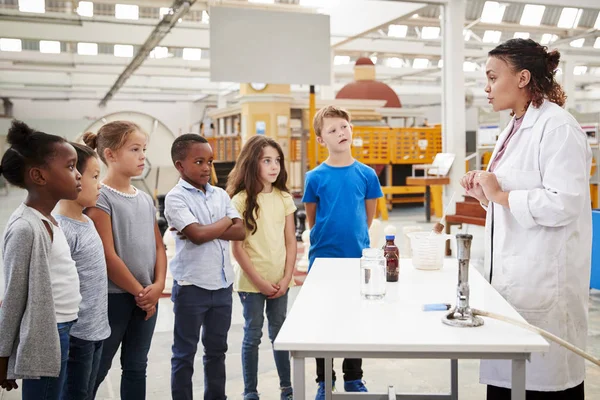 Técnico Laboratorio Realizando Experimento Para Grupo Niños —  Fotos de Stock