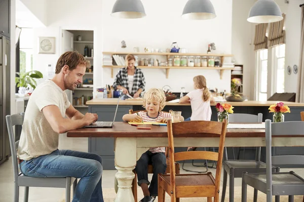 Junge Weiße Familie Arbeitet Der Küche — Stockfoto