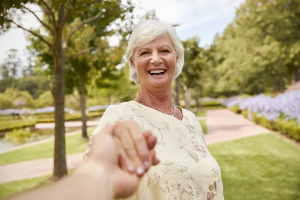 Poeng Utsikt Shot Senior Couple Walking Park Sammen – stockfoto