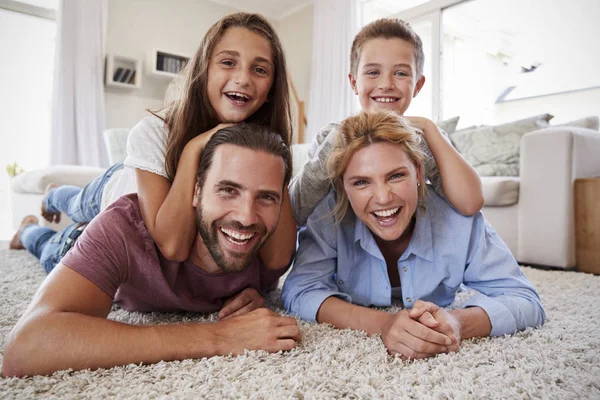 Retrato Familia Acostada Alfombra Salón Casa —  Fotos de Stock