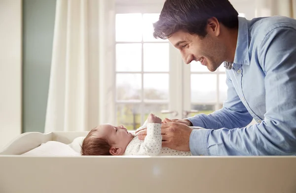 Pai Brincando Com Bebê Recém Nascido Deitado Mesa Mudança — Fotografia de Stock