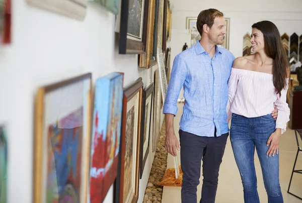 Couple Looking Paintings Art Gallery Together — Stock Photo, Image