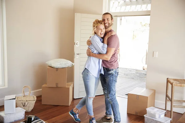 Pareja Feliz Rodeada Cajas Nuevo Hogar Día Que Mueve — Foto de Stock