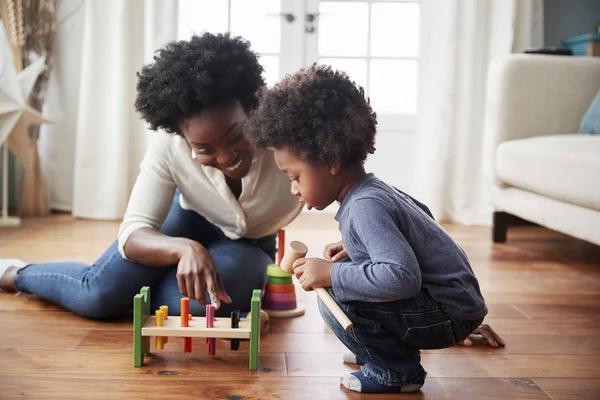 Mère Jeune Fils Jouant Avec Jouet Bois Maison — Photo