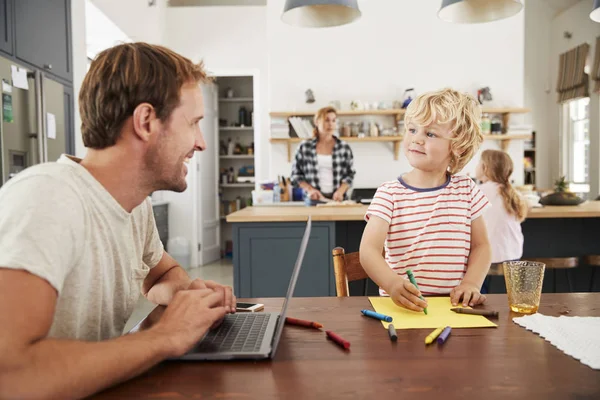 Familjens Kök Pappa Och Son Arbetar Vid Bordet Närbild — Stockfoto