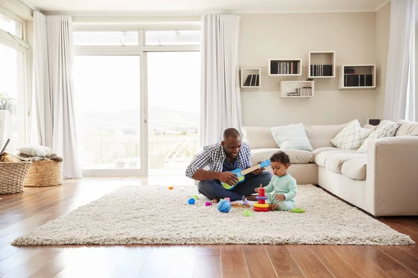 居間で遊んで黒の幼児の父と息子 — ストック写真