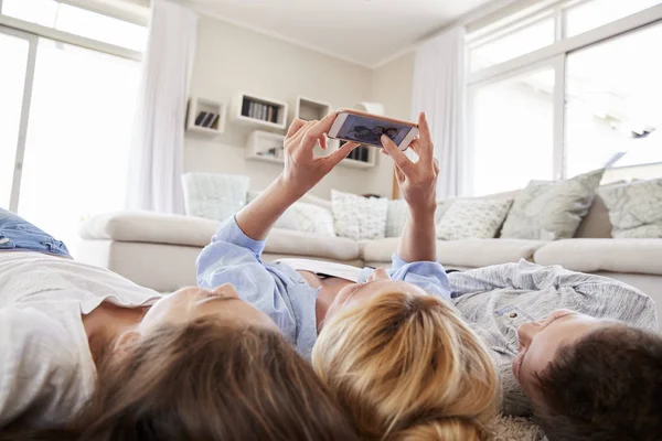 Moeder Kinderen Liggend Rug Poseren Voor Selfie Thuis — Stockfoto