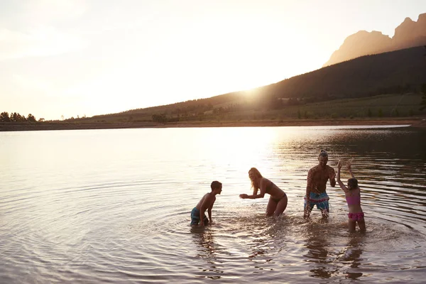 Familia Disfrutando Noche Nadar Lago Campo — Foto de Stock
