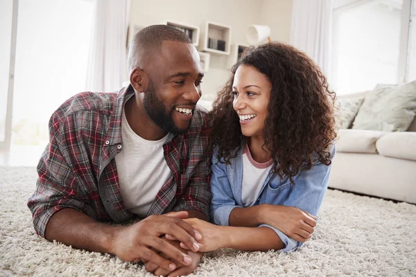 Pareja Acostada Alfombra Salón Casa —  Fotos de Stock