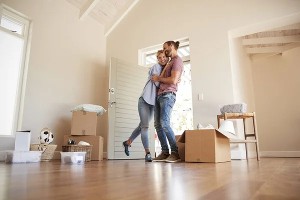 Couple Heureux Entouré Boîtes Dans Une Nouvelle Maison Jour Déménagement — Photo