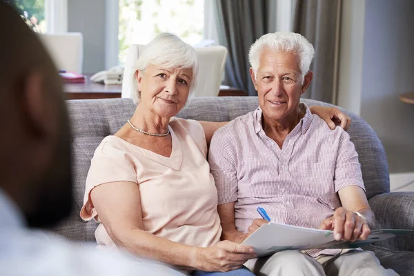 Feliz Pareja Ancianos Tomando Asesoramiento Financiero Casa —  Fotos de Stock