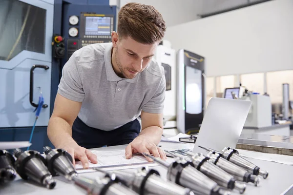 Manliga Ingenjör Mäta Cad Ritningar Fabrik — Stockfoto