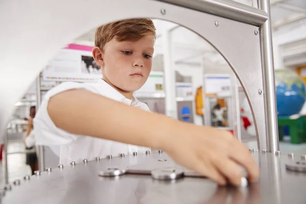 Schoolboy Taking Part Science Test Science Centre — Stock Photo, Image