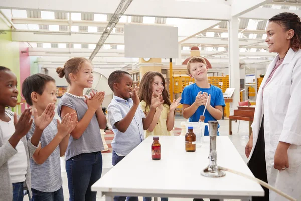 Lab Technician Showing Excited Kids Science Experiment — Stock Photo, Image