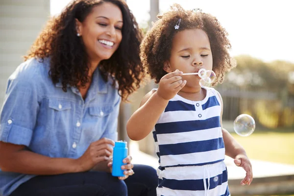 Ung Blandad Ras Mor Och Dotter Blåser Bubblor Utanför — Stockfoto