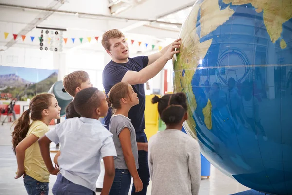 Kinderen Kijken Presentatie Met Gigantische Globe Wetenschapscentrum — Stockfoto