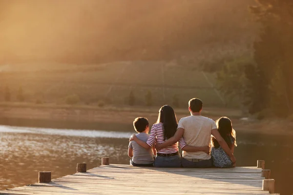 Bakifrån Familjen Står Träbryggan Vid Sjö — Stockfoto