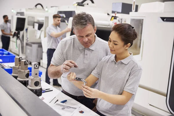 Composants Mesure Apprenti Ingénieur Femelle Dans Usine — Photo