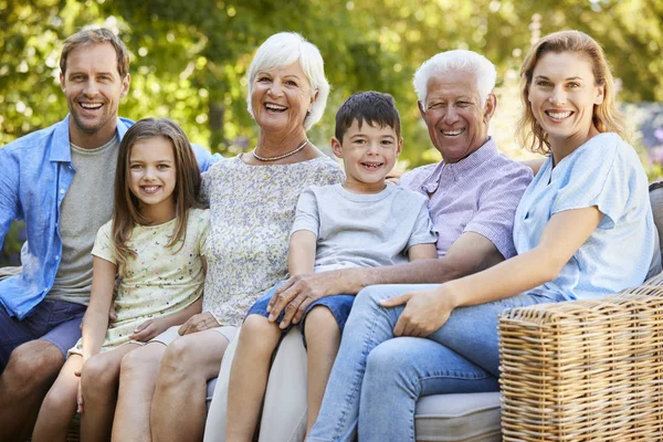 Familia Tres Generaciones Sentadas Juntas Jardín —  Fotos de Stock