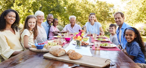 Vänner Och Familj Att Lunch Trädgården Tittar Kameran — Stockfoto