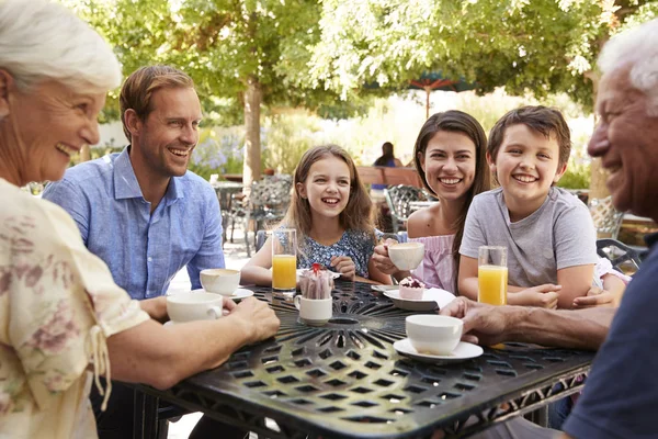 Rodzina Spożywająca Przekąskę Odkryty Cafe Razem — Zdjęcie stockowe