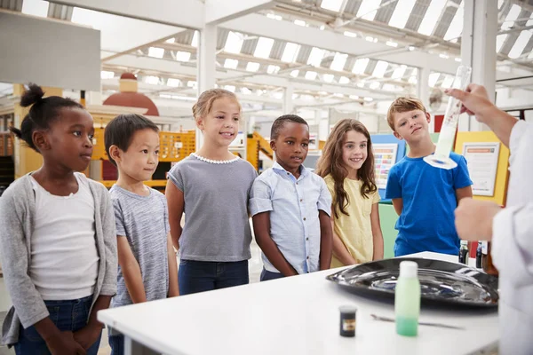 Lab Technician Showing Graduated Cylinder Group Kids — Stock Photo, Image