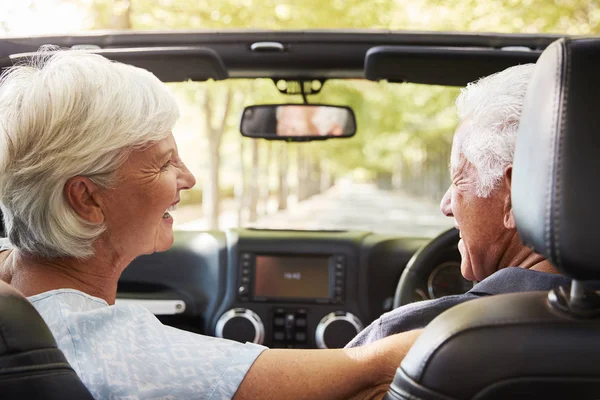 Senior Couple Drive Open Top Voiture Sur Campagne Road Trip — Photo