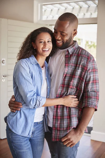 Retrato Casal Pela Porta Frente Aberta Salão Nova Casa — Fotografia de Stock