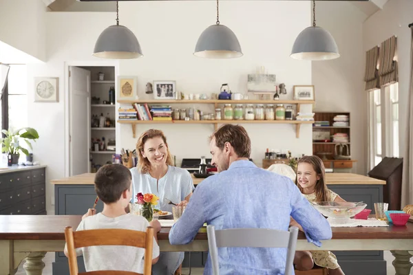 昼食を自宅の台所でホワイト家族 — ストック写真