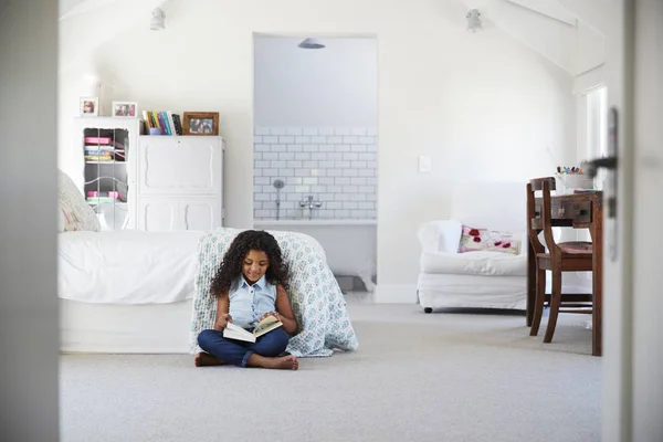 Girl Reading Book Alone Bedroom — Stock Photo, Image
