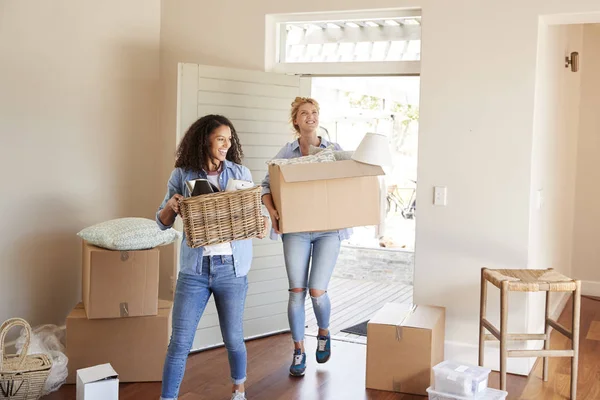 Amigos Femeninos Llevando Cajas Nuevo Hogar Día Mudanza — Foto de Stock