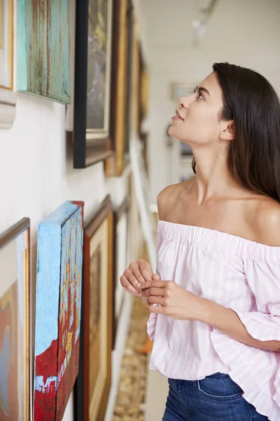 Vrouw Kijken Naar Schilderijen Art Gallery — Stockfoto