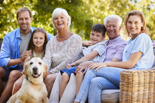 Família Três Gerações Sentada Com Cão Estimação Jardim — Fotografia de Stock