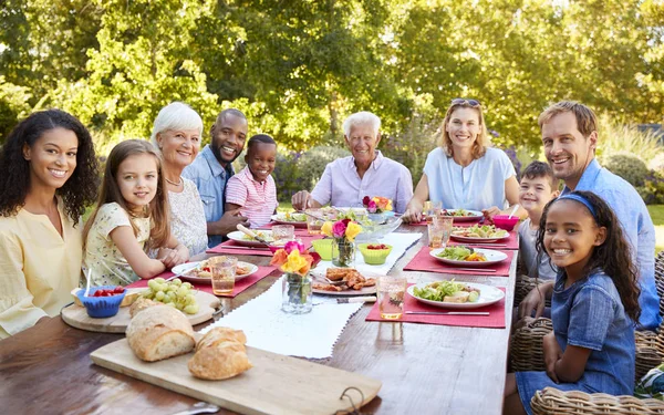 Amigos Família Almoçando Jardim Olhando Para Câmera — Fotografia de Stock