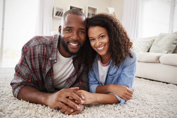 Portrait Couple Allongé Sur Tapis Dans Salon Maison — Photo