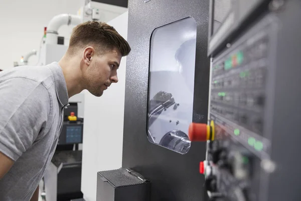 Ingeniero Masculino Que Observa Progreso Maquinaria Del Cnc Fábrica —  Fotos de Stock