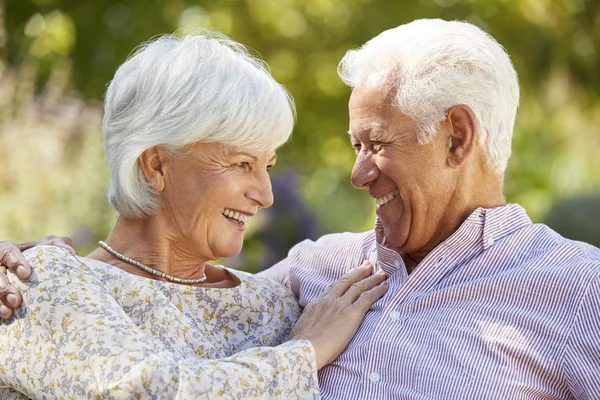 Gelukkige Senior Paar Tuin Omarmen — Stockfoto