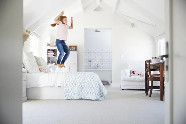 Feliz Joven Saltando Cama Dormitorio —  Fotos de Stock