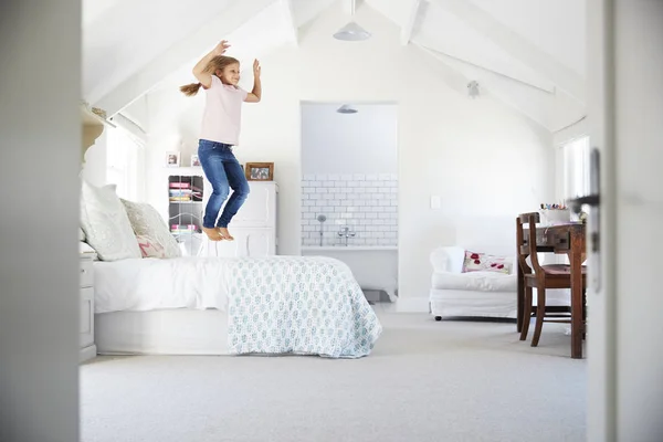 Heureuse Jeune Fille Sautant Sur Lit Dans Chambre — Photo