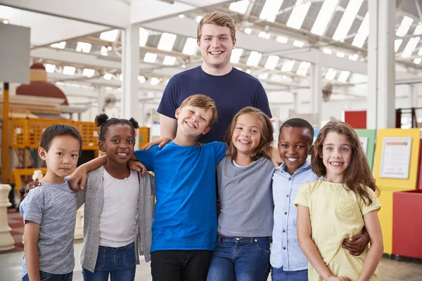 Klasgenoten Docenten Poseren Voor Foto Wetenschapscentrum — Stockfoto