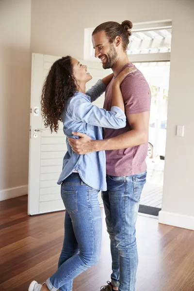 Aufgeregtes Paar Umarmt Sich Vor Offener Haustür Wohnzimmer Des Neuen — Stockfoto