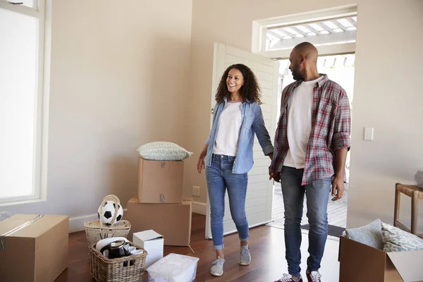 Pareja Sosteniendo Las Manos Caminar Nuevo Hogar Día Mudanza — Foto de Stock