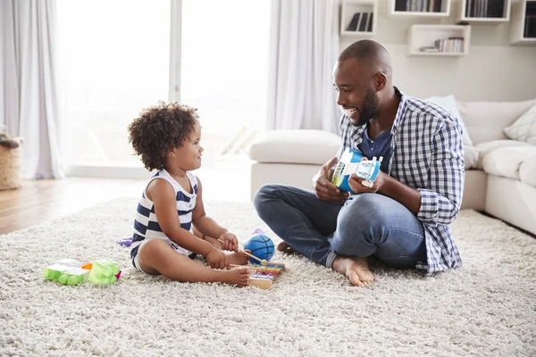 Papai Jogando Ukulele Para Filha Criança Sala Estar — Fotografia de Stock