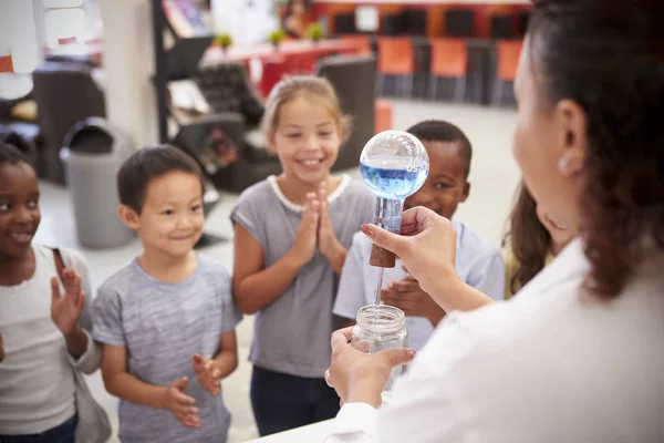 Lab Technician Showing Excited Kids Experiment — Stock Photo, Image