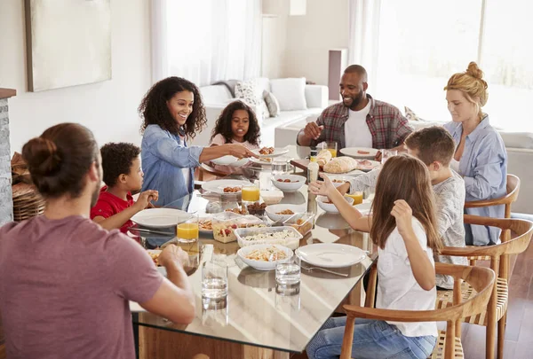 Dos Familias Disfrutando Comida Casa Juntas —  Fotos de Stock