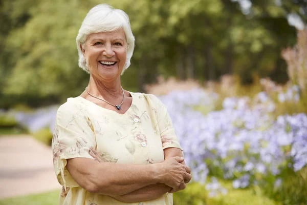Seniorin Genießt Spaziergang Durch Blumenbeete Park — Stockfoto